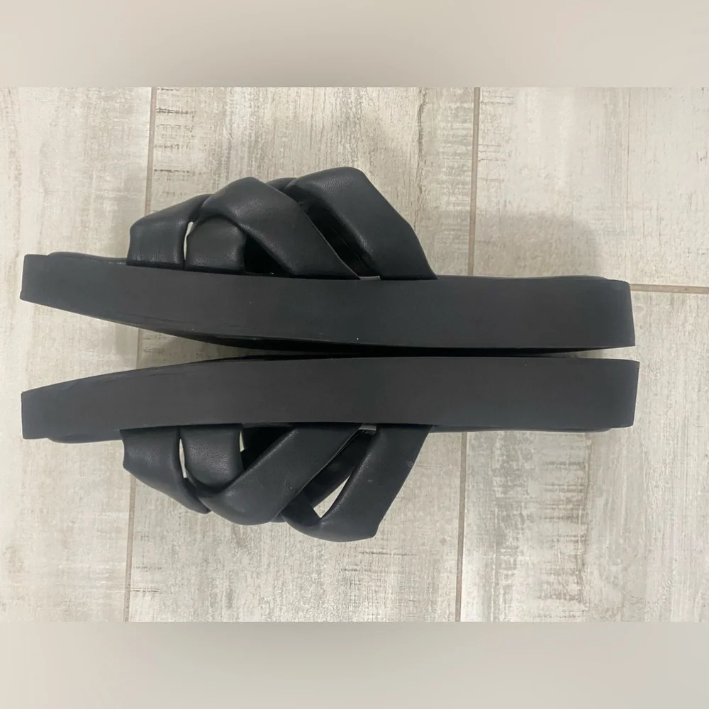NWOT Black Platform Wedge Strappy Sandals with TJ Memory Foam, size 10